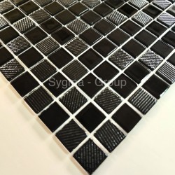 Carrelage mosaïque en verre noir brillant, parfait pour cuisines modernes, salles de bain élégantes et douches design.