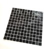 Carrelage mosaïque en verre noir brillant, parfait pour cuisines modernes, salles de bain élégantes et douches design.